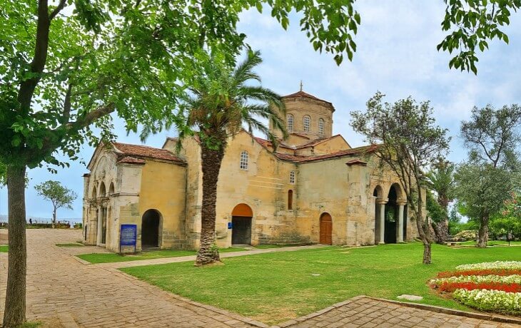 Trabzon Ayasofya Müzesi’nin güney cephesi; kemerli giriş, kubbeli ana yapı ve geniş yeşil bahçe.